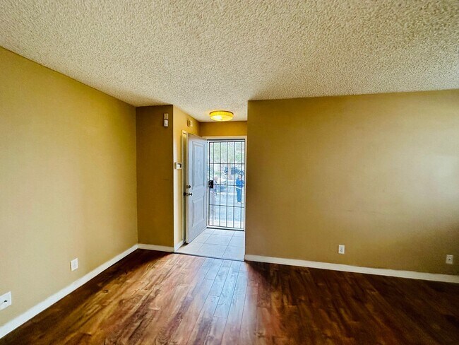 Building Photo - Downstairs 2-Bedroom Condo in Central Las ...
