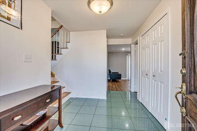 Building Photo - 79 Beechwood Ave
