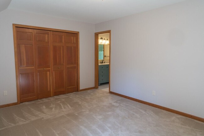 Building Photo - 4bd/3.75ba Woodinville Home