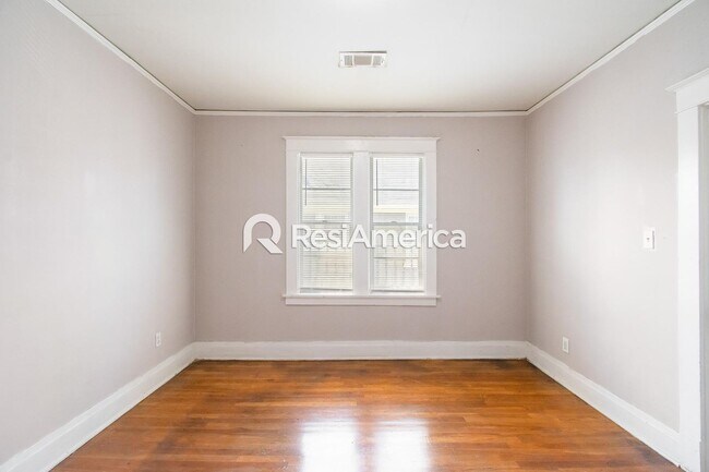Building Photo - Classic Bungalow in a Convenient Location!
