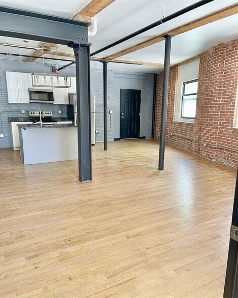 Building Photo - 548 Roosevelt Ave