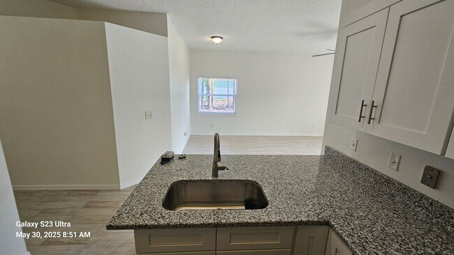 Building Photo - Fully Remodeled 3 Bedroom, 2 Bath Duplex w...