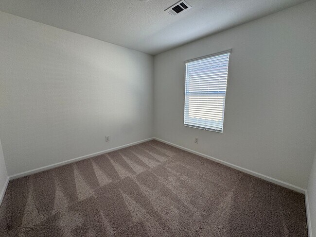 Building Photo - 3 bedroom Newer home