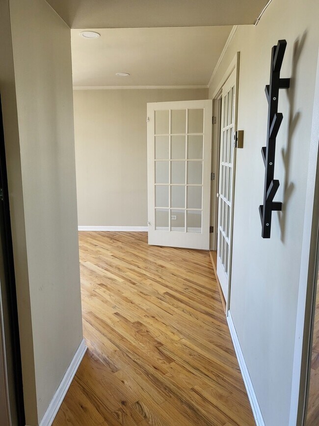 Building Photo - 525 W Aldine Ave
