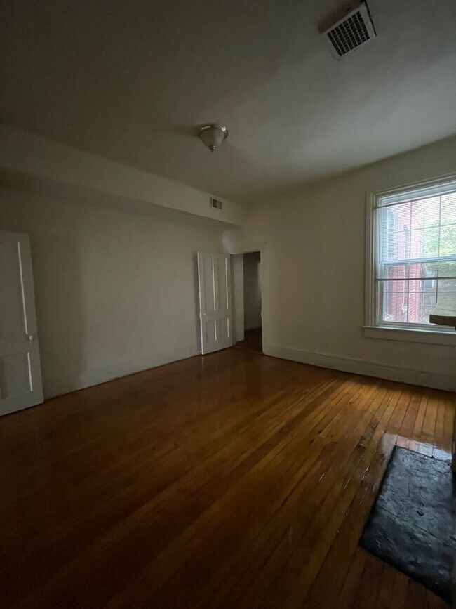 Building Photo - Amazing 3 bdrm/1.5 bath House Conveniently Located in The Heart of VCU and Downtown!