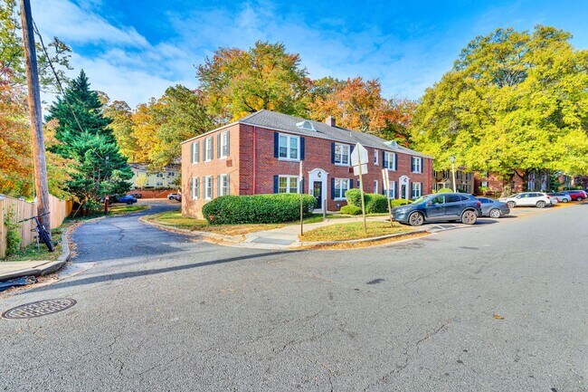 Building Photo - Spacious Corner unit 1 BR 1 BA