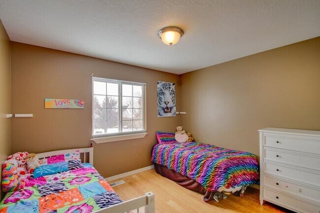 Building Photo - Cute 4 Bed 2.5 Bath home!