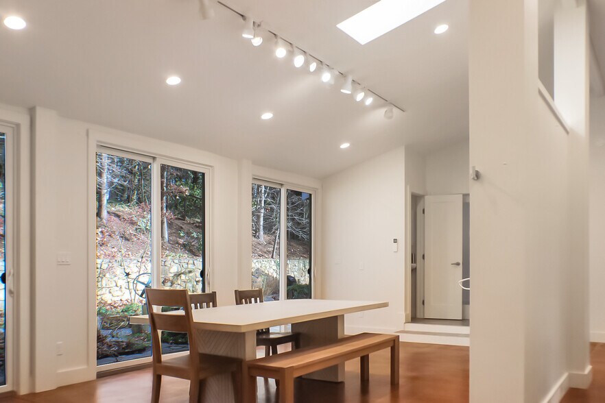 Building Photo - 21 Woodbury Rd