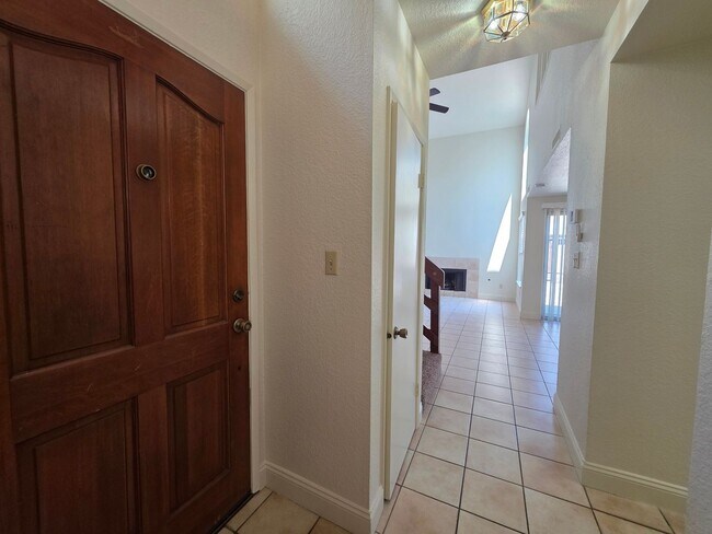 Building Photo - 3 bedroom condo w/2 car garage!