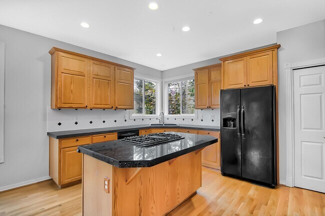 Building Photo - 4 Bedroom Home For Rent In Forest Heights