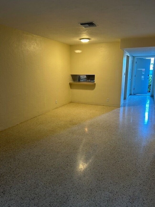 Building Photo - Well maintained 1/1 centrally located