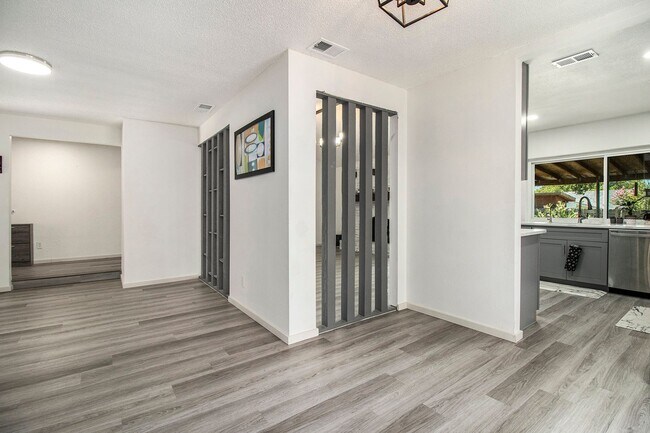 Building Photo - This charming home in Carrollton, Texas, i...