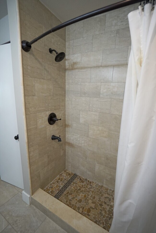 Building Photo - Charming 3/2 home in South Tampa