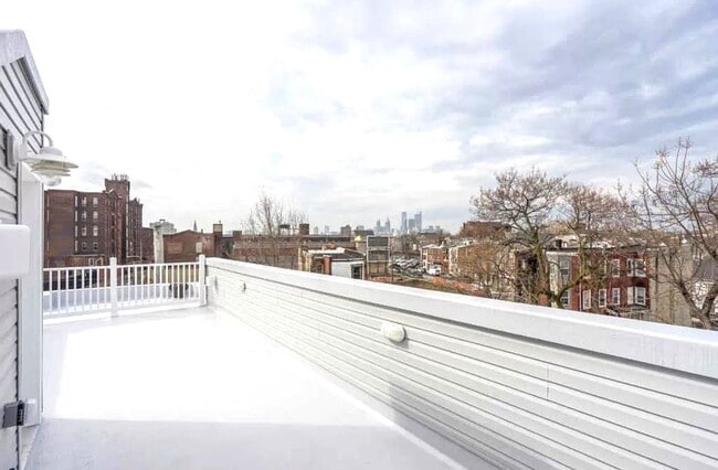 Building Photo - Gorgeous 3-Bedroom Townhome with Finished Basement and Rooftop Deck! Available mid-June!