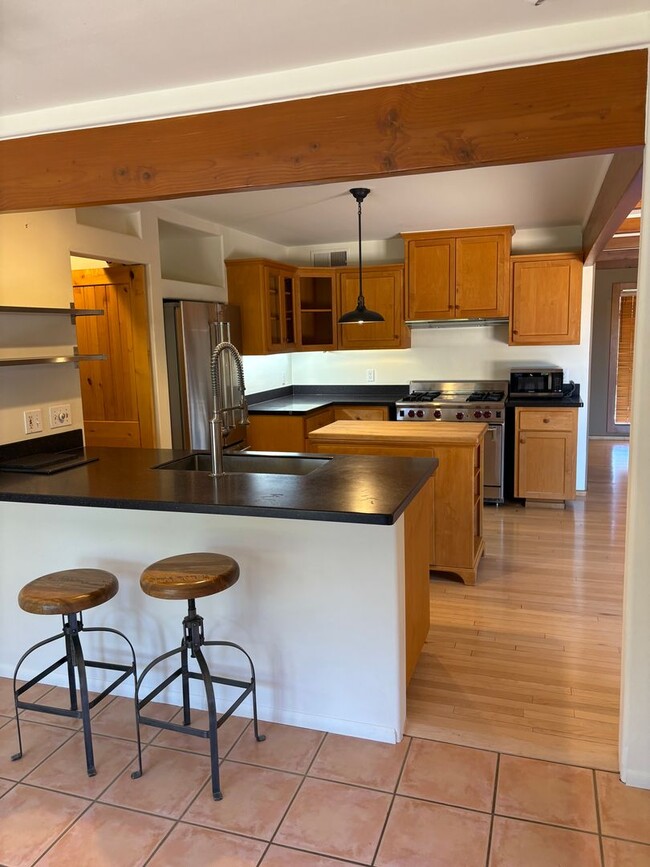 Building Photo - Unfurnished, 1-Year Long-Term Rental