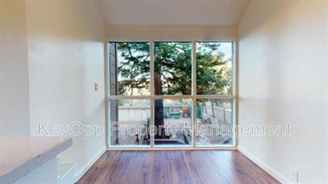 Building Photo - 450 28th Ave