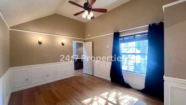 Building Photo - Townhome in Raleigh Hills - 2 Bedroom Suit...