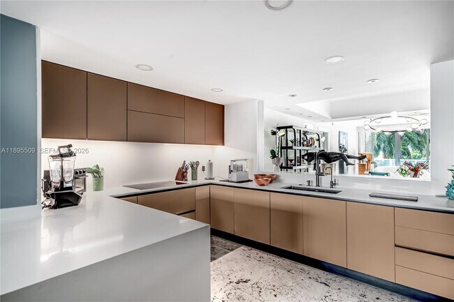 Building Photo - 2627 S Bayshore Dr