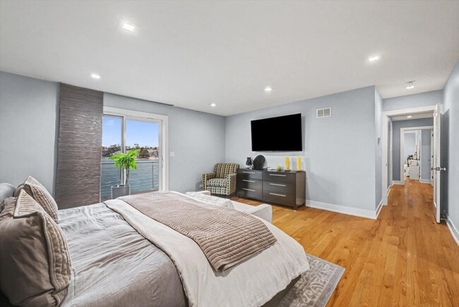 Building Photo - 2076 Valley Lo Ln