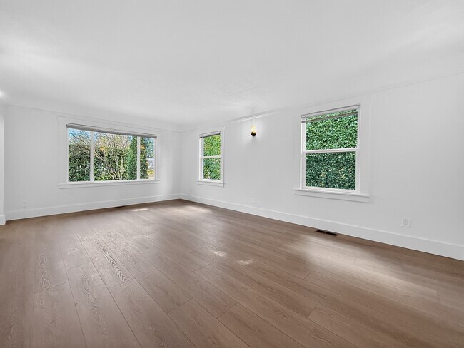 Building Photo - 13337 30th Ave NE