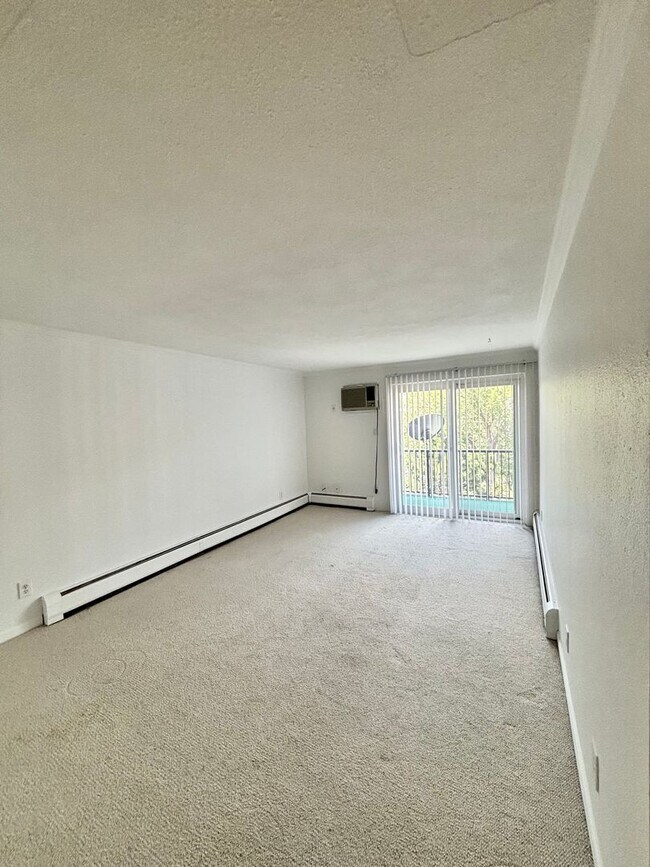 Building Photo - 1150 Golden Cir