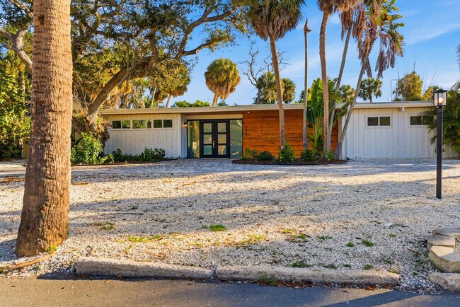 Building Photo - 4879 Commonwealth Dr