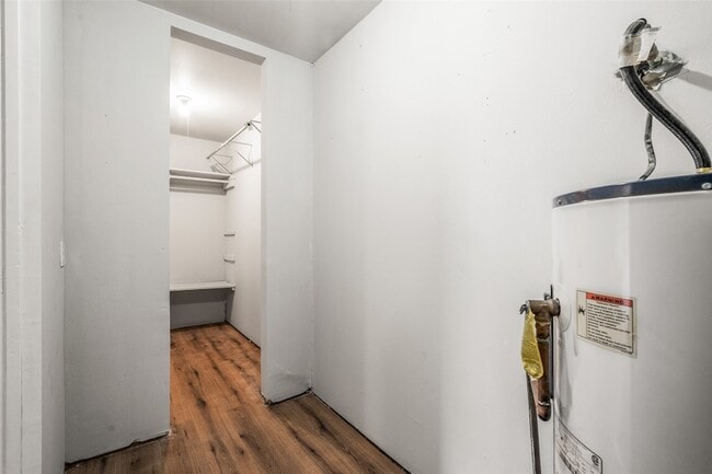 Building Photo - 810 S Western Hls Dr