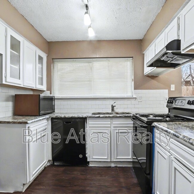 Building Photo - 805 Cherry Hills Dr