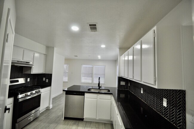 Building Photo - 16402 Gold Ridge Ln