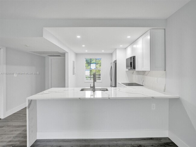 Building Photo - 605 Oaks Dr