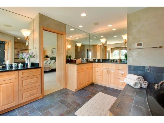 Building Photo - 1215 Oakview Rd