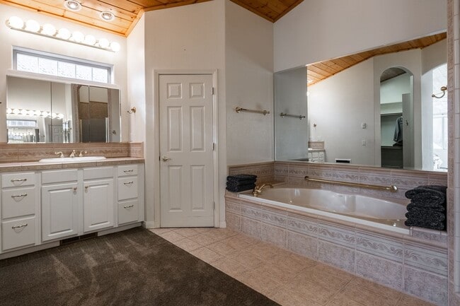 Building Photo - Mountain View Haven