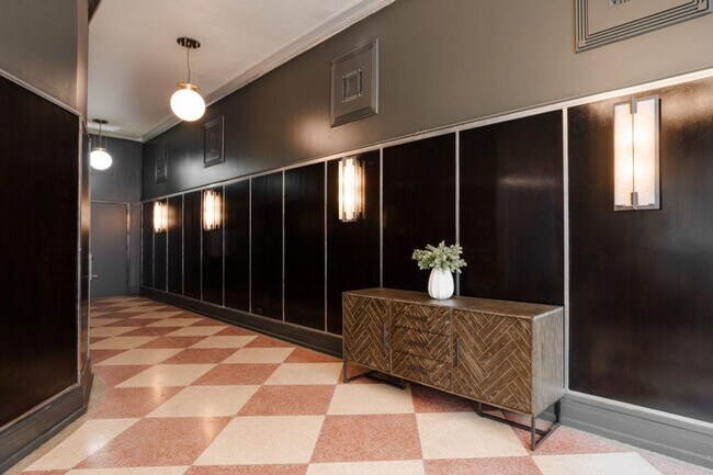 Building Photo - 505 E Travis St