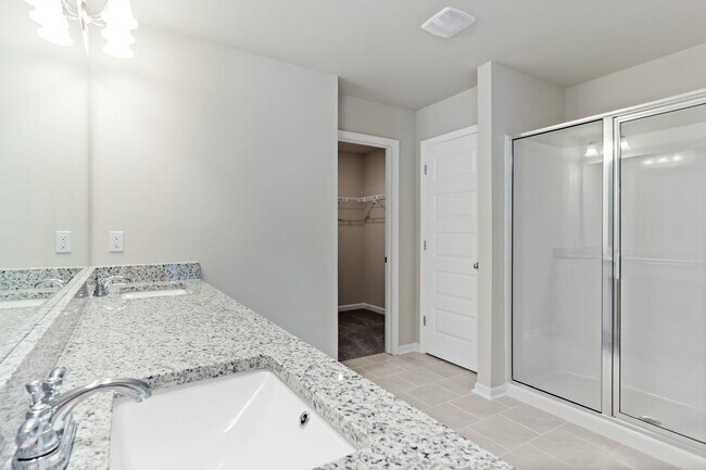 Building Photo - Contemporary 3 bed 2.5 Bath Town Home in Oakwood! Mundy Mill Township