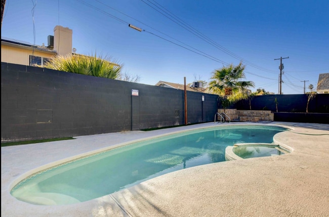 Building Photo - 2523 Palma Vista Ave