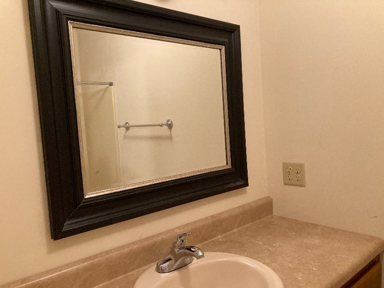 Building Photo - 611 Windcrest Dr