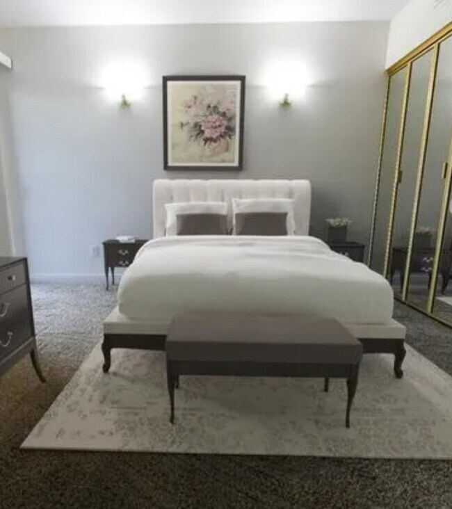 Building Photo - 245 N Vine St