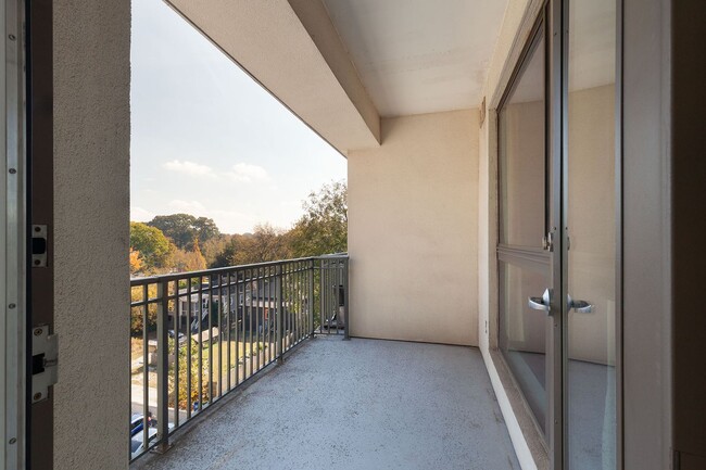 Building Photo - Bright, Contemporary 1/1  Condo in Grant P...