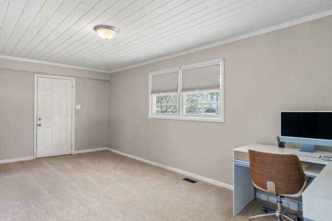 Building Photo - 8009 Whitesburg Dr