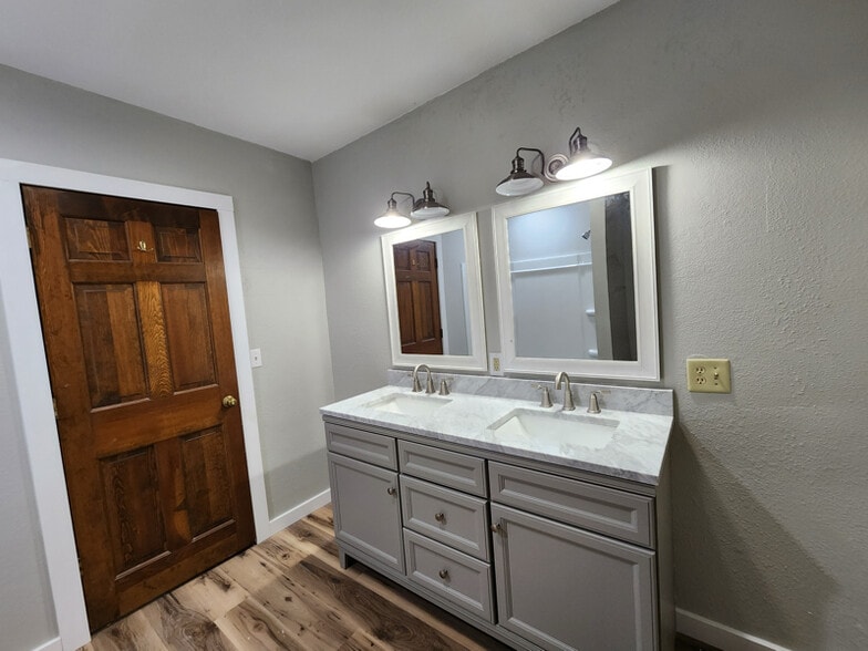 Building Photo - 1008 Vine St