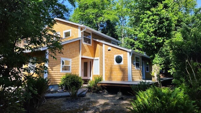 Primary Photo - 679 N Larch