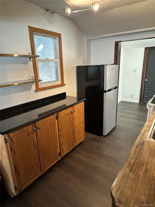 Building Photo - 69 Montrose Dr