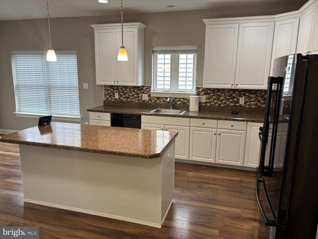 Building Photo - 151 Volpe Way