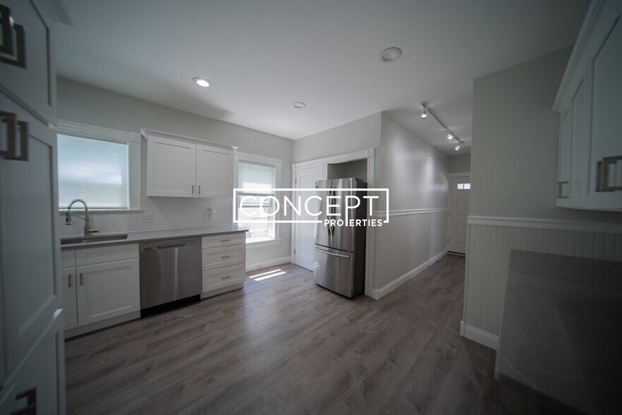 Building Photo - 12-14 Richardson Unit 1