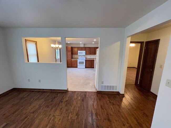 Building Photo - 409 S Broadway Ave