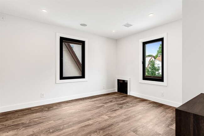Building Photo - 71-31 Loubet St