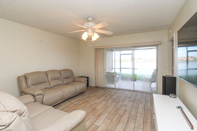 Building Photo - ** 2/2 FIRST FLOOR EMERALD LAKES BEAUTY RE...