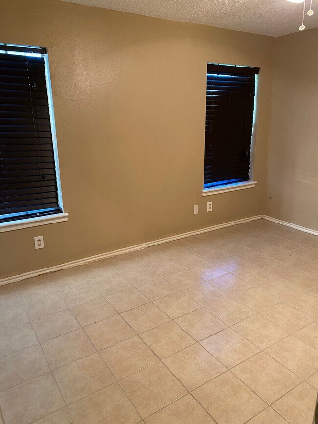 Building Photo - 811 E Stonegate Dr