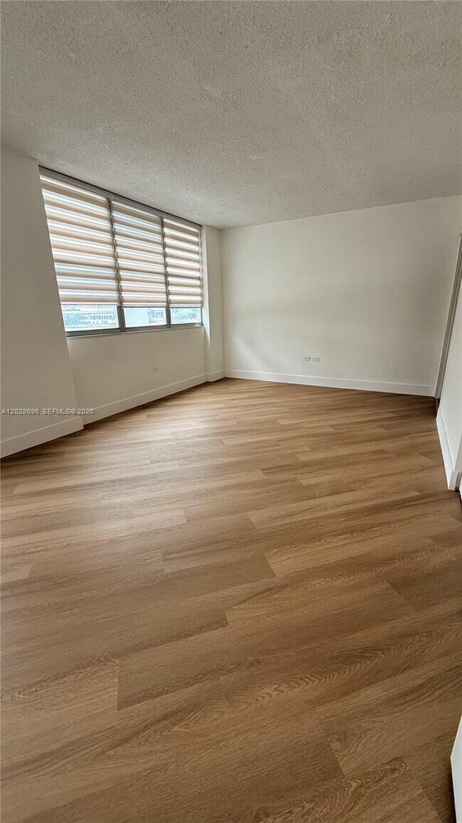 Building Photo - 801 Brickell Bay Dr