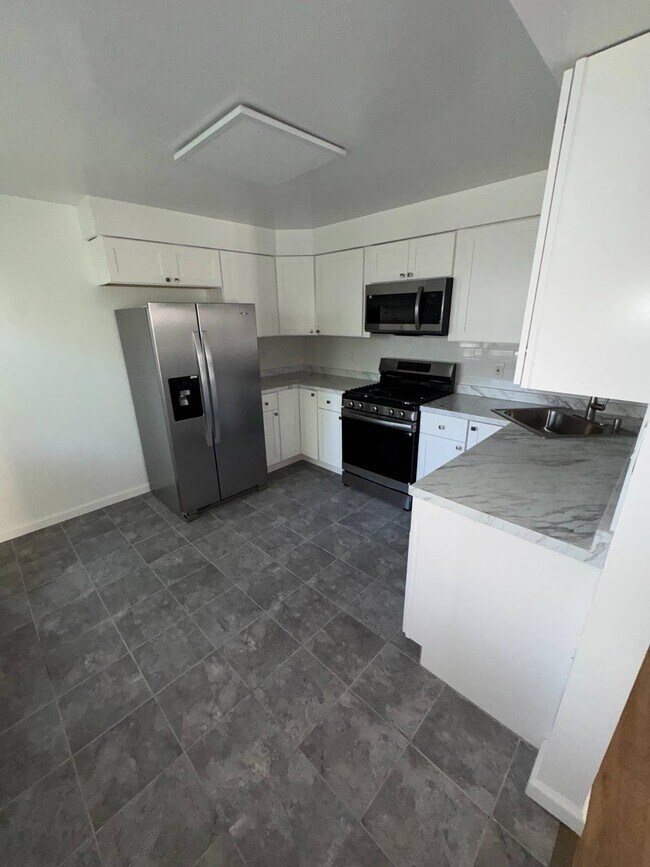 Building Photo - 80 Cedarhurst Ave